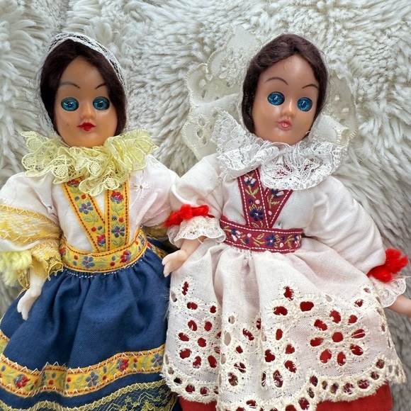 Vintage Traditional Dolls collectibles with Blue and White Dresses blinking eyes - Picture 2 of 10